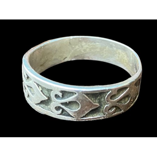 209 - A LARGE HEAVY SILVER ORNATE RING