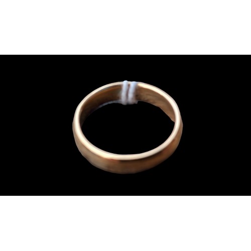 196 - A 9ct GOLD BAND 3.7grm