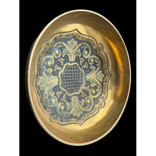 252 - AN ORNATE HEAVY BRASS DISH 4.5