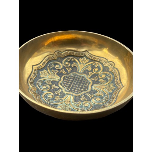 252 - AN ORNATE HEAVY BRASS DISH 4.5