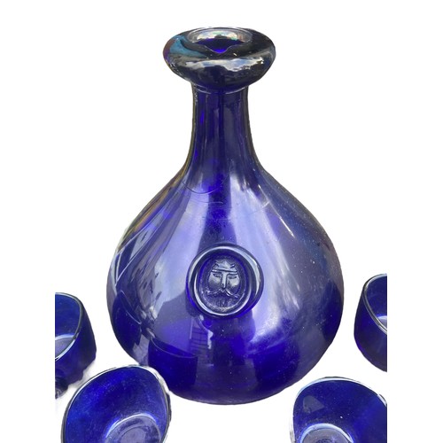 281 - A BEAUTIFULLY SHAPED BRISTOL BLUE GLASS DECANTER WITH A GENTS FACE & 4 MATCHING HUNTING HORN GLASS