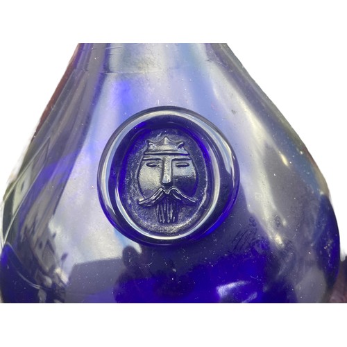 281 - A BEAUTIFULLY SHAPED BRISTOL BLUE GLASS DECANTER WITH A GENTS FACE & 4 MATCHING HUNTING HORN GLASS