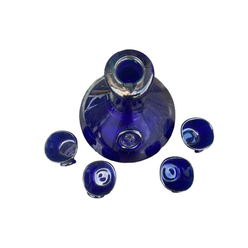 281 - A BEAUTIFULLY SHAPED BRISTOL BLUE GLASS DECANTER WITH A GENTS FACE & 4 MATCHING HUNTING HORN GLASS