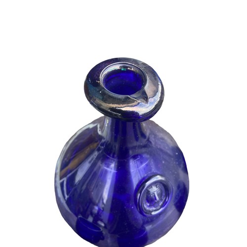 281 - A BEAUTIFULLY SHAPED BRISTOL BLUE GLASS DECANTER WITH A GENTS FACE & 4 MATCHING HUNTING HORN GLASS