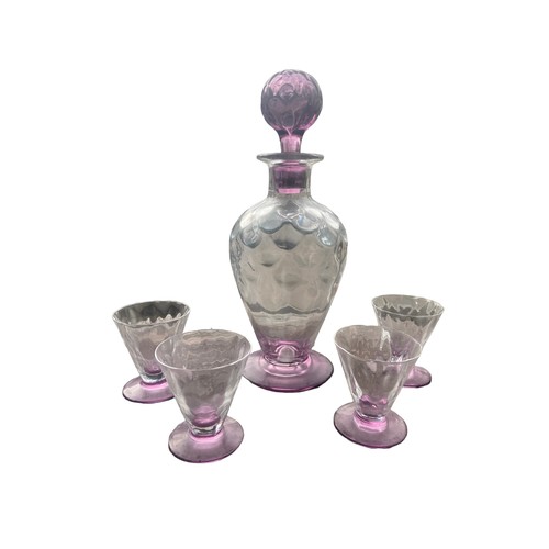 314 - A DESIGNER GLASS DECANTER & 4 MATCHING GLASS WITH A LAVANDER TONE/FINISH