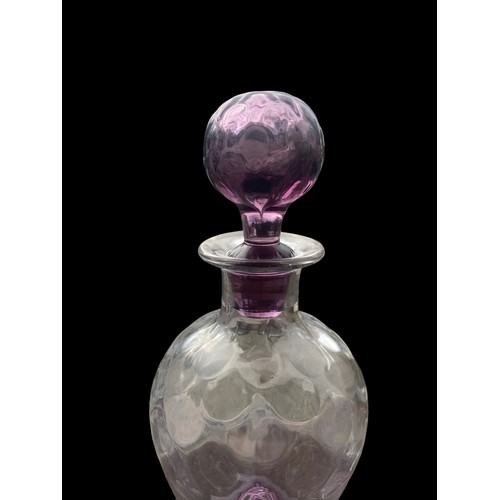 314 - A DESIGNER GLASS DECANTER & 4 MATCHING GLASS WITH A LAVANDER TONE/FINISH