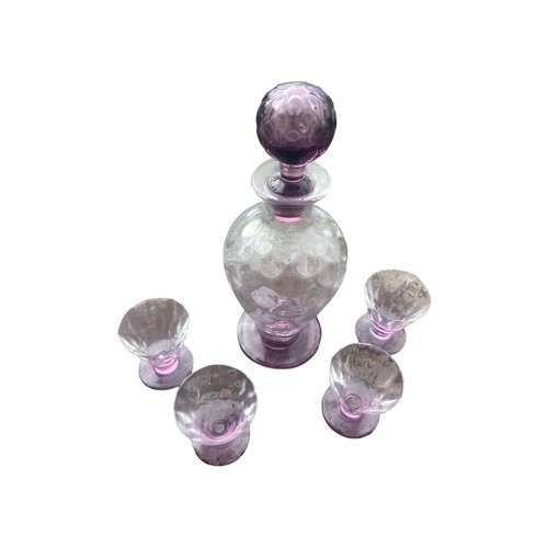 314 - A DESIGNER GLASS DECANTER & 4 MATCHING GLASS WITH A LAVANDER TONE/FINISH