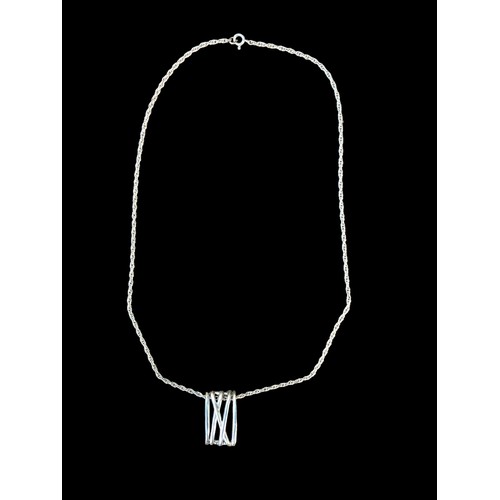 372 - A HEAVY QUALITY SILVER PENDANT ON A GOOD SILVER ROPE CHAIN