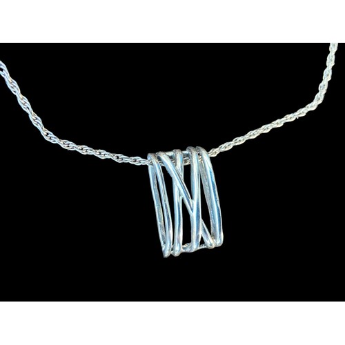 372 - A HEAVY QUALITY SILVER PENDANT ON A GOOD SILVER ROPE CHAIN