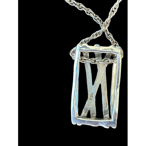 372 - A HEAVY QUALITY SILVER PENDANT ON A GOOD SILVER ROPE CHAIN