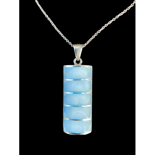 378 - A BEAUTIFUL SILVER & MOTHER OF PEARL PENDANT ON A SILVER CHAIN