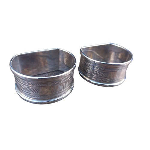 411 - A PAIR OF ORNATE SILVER NAPKIN RINGS 27.51G