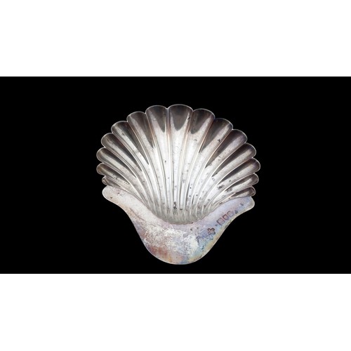 431 - LONDON SILVER SHELL DISH 40.8g