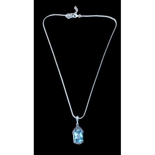 451 - A SILVER BLUE STONE RCTANGULAR PENDANT (835)