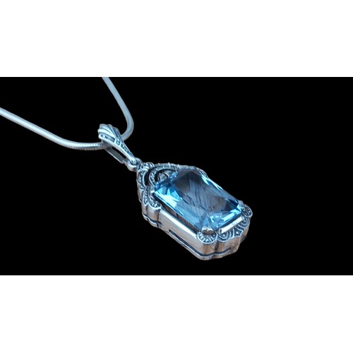 451 - A SILVER BLUE STONE RCTANGULAR PENDANT (835)