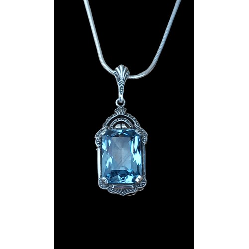 451 - A SILVER BLUE STONE RCTANGULAR PENDANT (835)