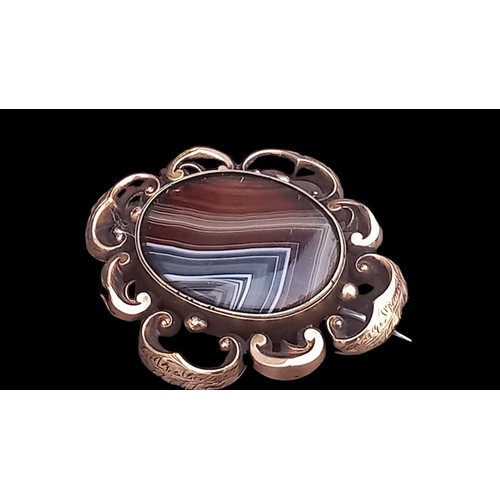 458 - AN ANTIQUE OVAL BROOCH SET WITH AGATE STONE  (METAL PIN)5X4.5cm