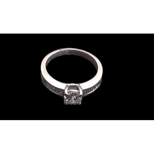 465 - AN 18ct GOLD SOLITAIRE RING (0.8ct) SET WITH BAGUETTE CUT DIAMONDS IN CHANNEL MOUNTS TO SHOULDERS 10... 