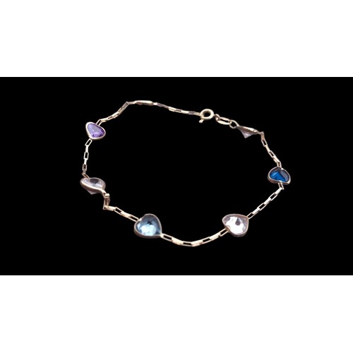 474 - AN 18ct GOLD BRACELET SET WITH HEARTS IN STONES OF SAPPHHIRE ,TOPAZ,AMETHYST AND 4 CLEAR STONES