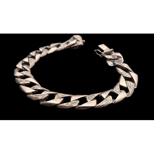 477 - A GENTS CHUNKY 9ct GOLD CURB LINK BRACELET WITH BARK PATTERN PUSH IN SNAP WITH SAFETY CATCH 27.8grm