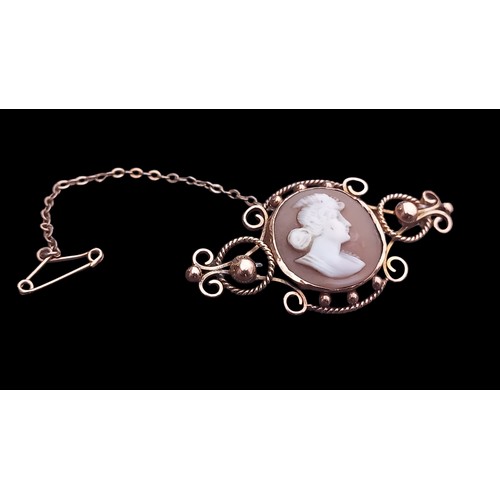 487 - A 9ct CAMEO BAR BROOCH WITH CIRCULAR PATTERNS 5grm