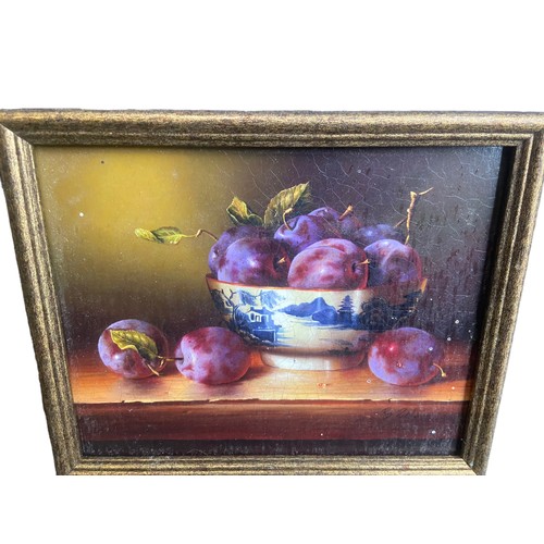 312 - A STUNNING STILL LIFE OIL PAINTING OF PLUMS IN AN ORIENTAL BLUE & WHITE BOWL BY ROB RICHIE