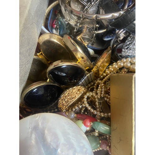 100A - A LARGE MIXED LOT OF JEWELLERY