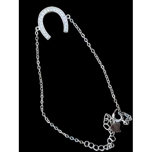 538 - A SILVER BRACELET WITH A SHOE SHOE GEMSTONE PENDANT