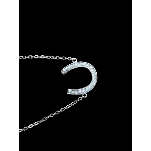 538 - A SILVER BRACELET WITH A SHOE SHOE GEMSTONE PENDANT