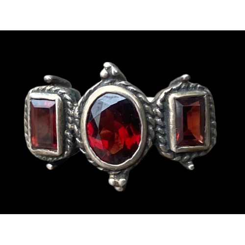 584 - A BEAUTIFULLY ORNATE GARNET STYLE SILVER RING