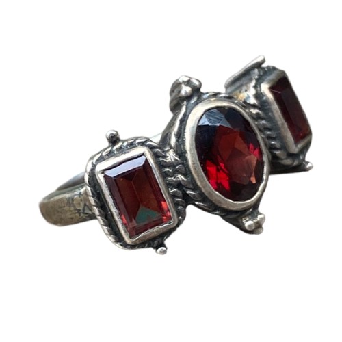 584 - A BEAUTIFULLY ORNATE GARNET STYLE SILVER RING