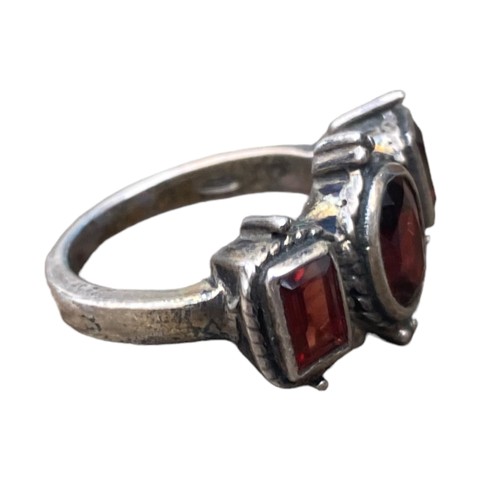 584 - A BEAUTIFULLY ORNATE GARNET STYLE SILVER RING