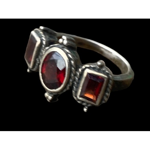 584 - A BEAUTIFULLY ORNATE GARNET STYLE SILVER RING