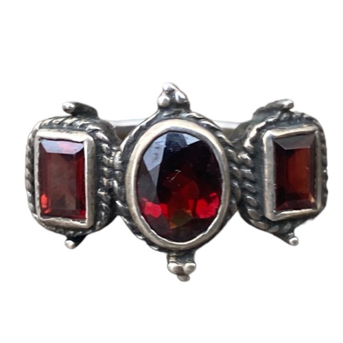 584 - A BEAUTIFULLY ORNATE GARNET STYLE SILVER RING