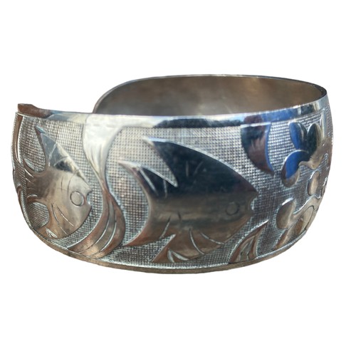 542 - A CUFF BANGLE ADORNED WITH FISH