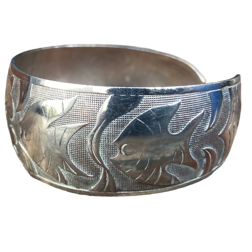 542 - A CUFF BANGLE ADORNED WITH FISH