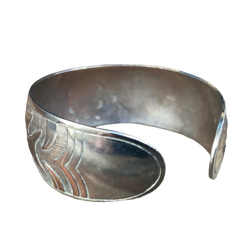 542 - A CUFF BANGLE ADORNED WITH FISH