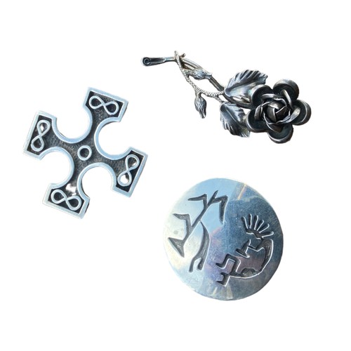 544 - A SILVER FLORAL BROOCH, SILVER AZTEC BROOCH & SILVER CORSS