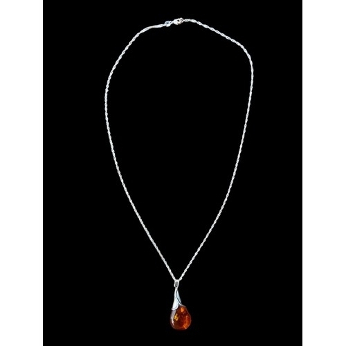 554 - A SILVER & AMBER PENDANT ON A SILVER CHAIN