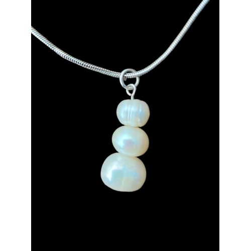 558 - A SILVER PEARL SET NECKLACE (BOXED)