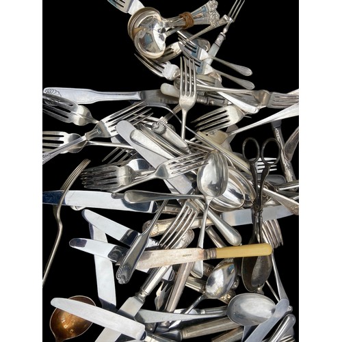 560 - A MIXED LOT OF CUTLERY OF THE HIGHEST QUALITY- KINGS PATTERNED, SILVER PLATED, A1 SILVER PLATED & PO... 