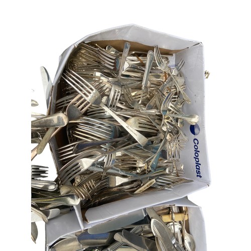 560 - A MIXED LOT OF CUTLERY OF THE HIGHEST QUALITY- KINGS PATTERNED, SILVER PLATED, A1 SILVER PLATED & PO... 