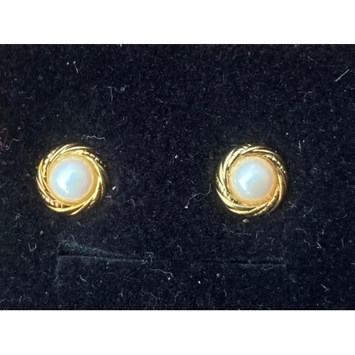 563 - A PAIR OF 9CT GOLD & PEARL EARRINGS (BOXED)