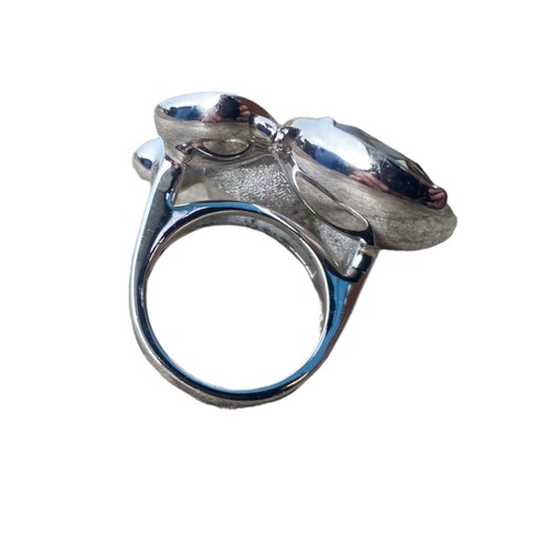 565 - A HEAVY SILVER CRYSTAL & MOTHER OF PEARL SET RING 22.1G