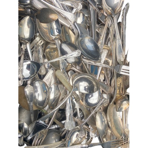 569 - A MIXED LOT OF CUTLERY OF THE HIGHEST QUALITY- KINGS PATTERNED, SILVER PLATED, A1 SILVER PLATED & PO... 