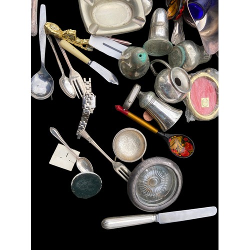 585 - A MIXED BOX LOT OF GOOD COLLECTABLES TO INCLUDE SHOE STRECHERS, CUTLERY, PLATED WARE ETC