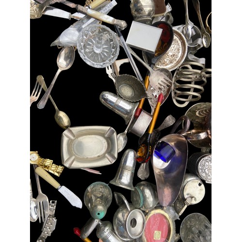 585 - A MIXED BOX LOT OF GOOD COLLECTABLES TO INCLUDE SHOE STRECHERS, CUTLERY, PLATED WARE ETC