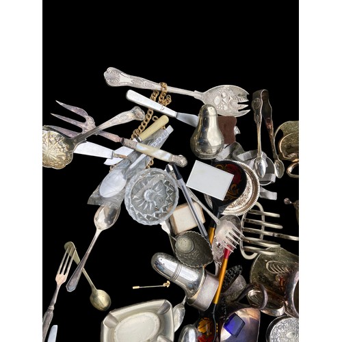 585 - A MIXED BOX LOT OF GOOD COLLECTABLES TO INCLUDE SHOE STRECHERS, CUTLERY, PLATED WARE ETC