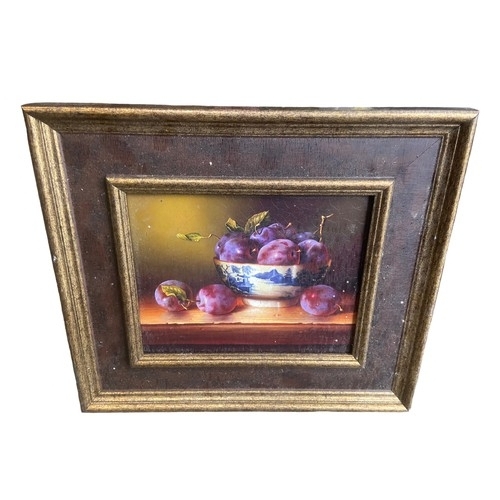 312 - A STUNNING STILL LIFE OIL PAINTING OF PLUMS IN AN ORIENTAL BLUE & WHITE BOWL BY ROB RICHIE