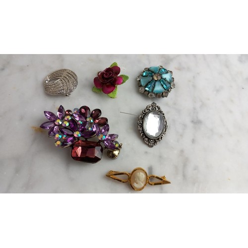 783 - A SELECTION OF VINTAGE BROOCH